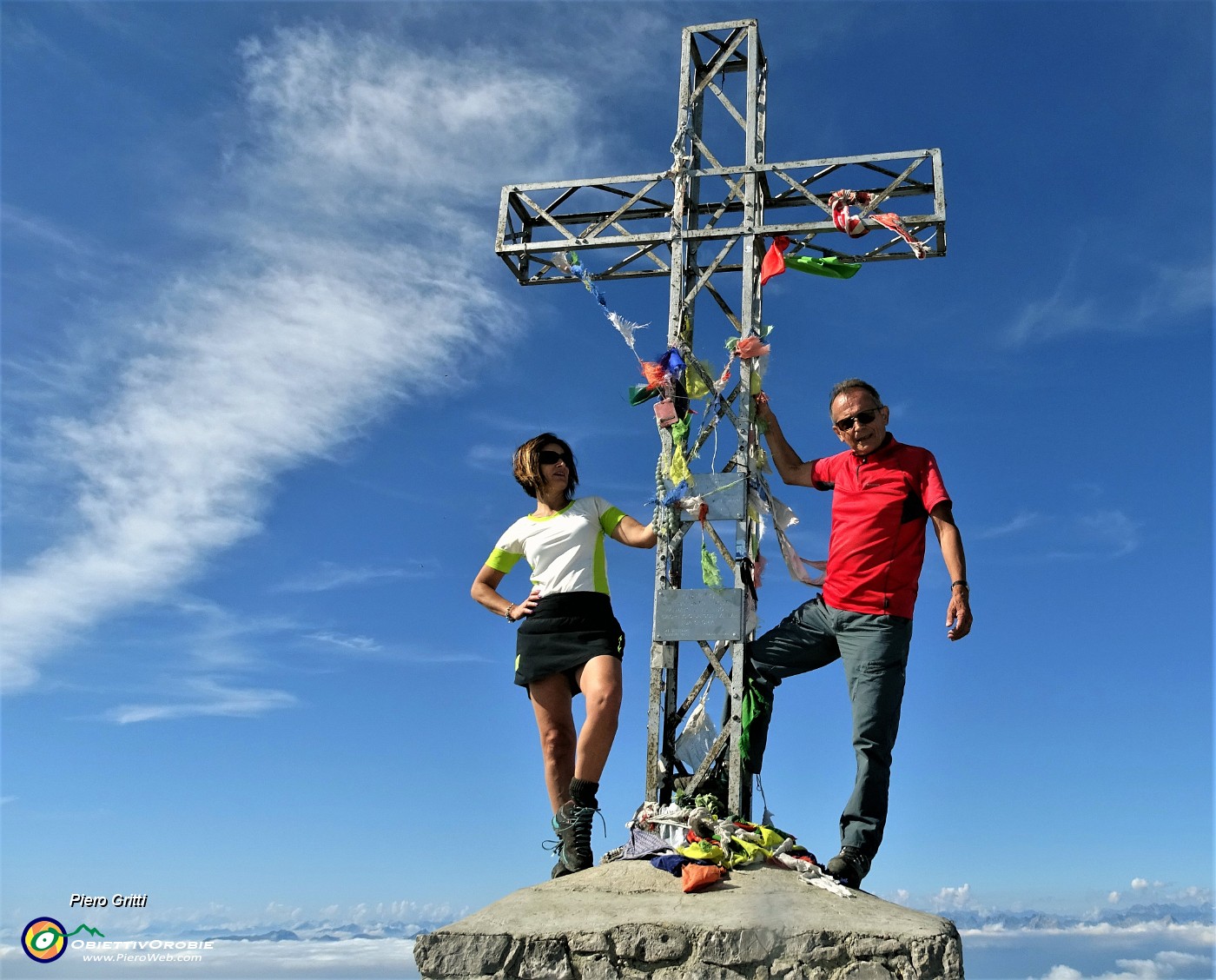 61 Alla croce di vetta del Grignone-Rif. Brioschi (2410 m)...il cielo e blu sopra le nuvole !.JPG -                                